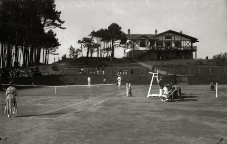 1916an, Zarauzko golf zelaiko txaleta atzean dela, tenis txapelketa jokatzen.