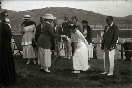 Viktoria Eugenia Espainiako erreginak inauguratu zuen Zarauzko golf kluba, 1916ko uztailaren 31n. KUTXA FOTOTEKA